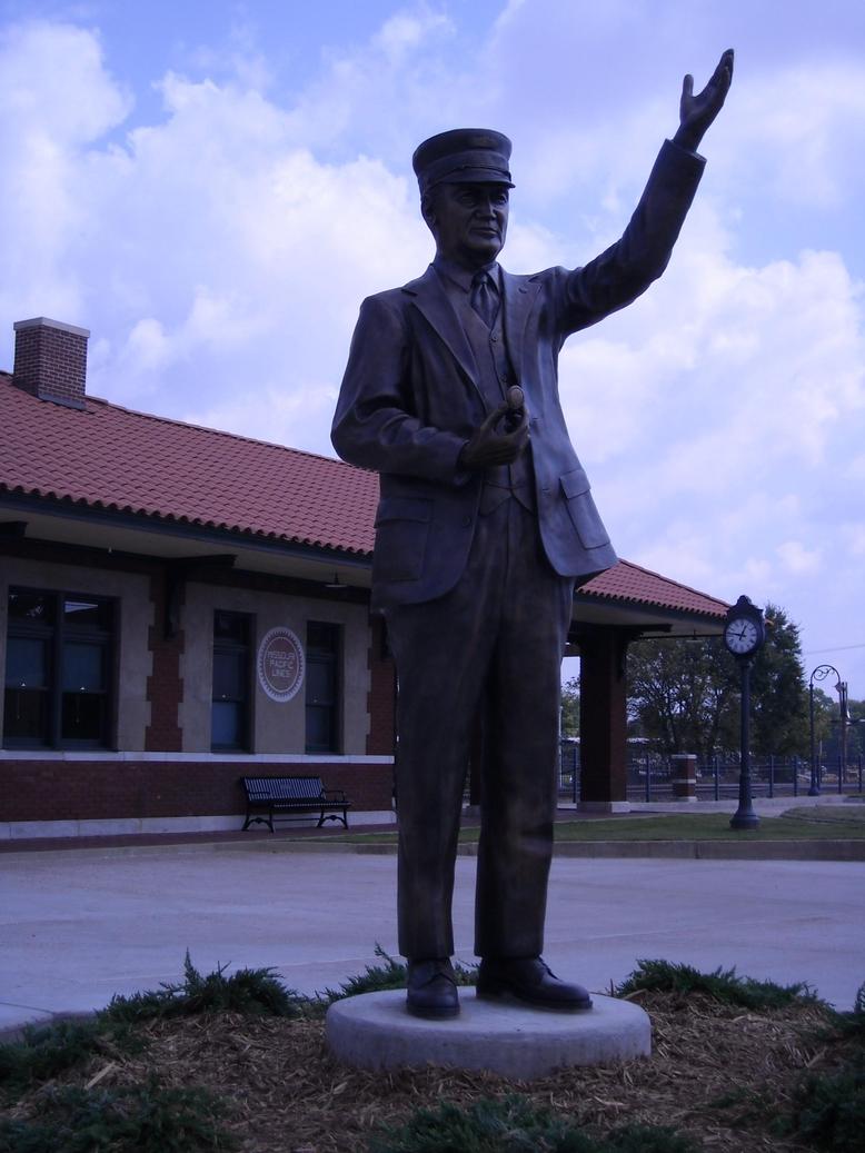Russellville, AR: Russellville MoPac depot Conductor Statue
