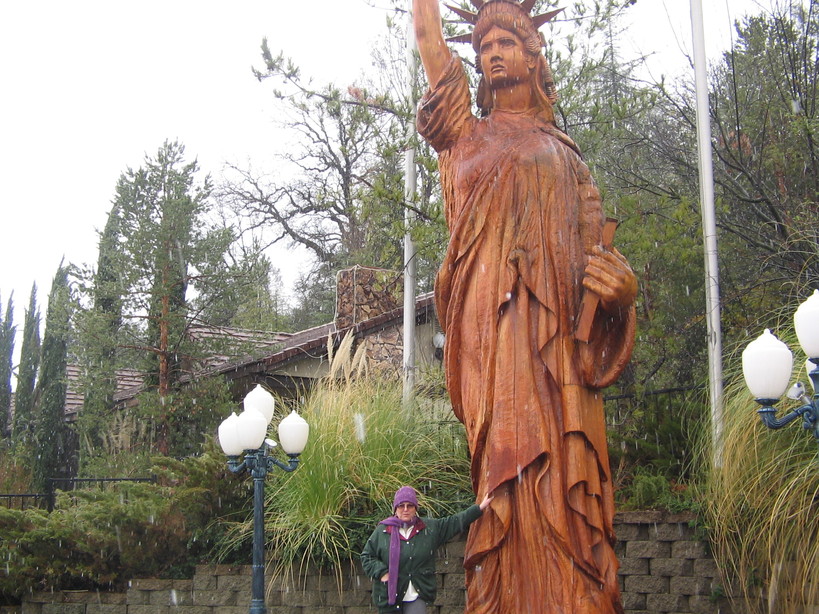 Oakhurst, CA : Wood carved Statue of Liberty