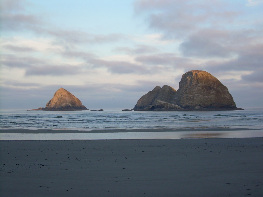 Oceanside, OR: Morning at 3 Arches Rock