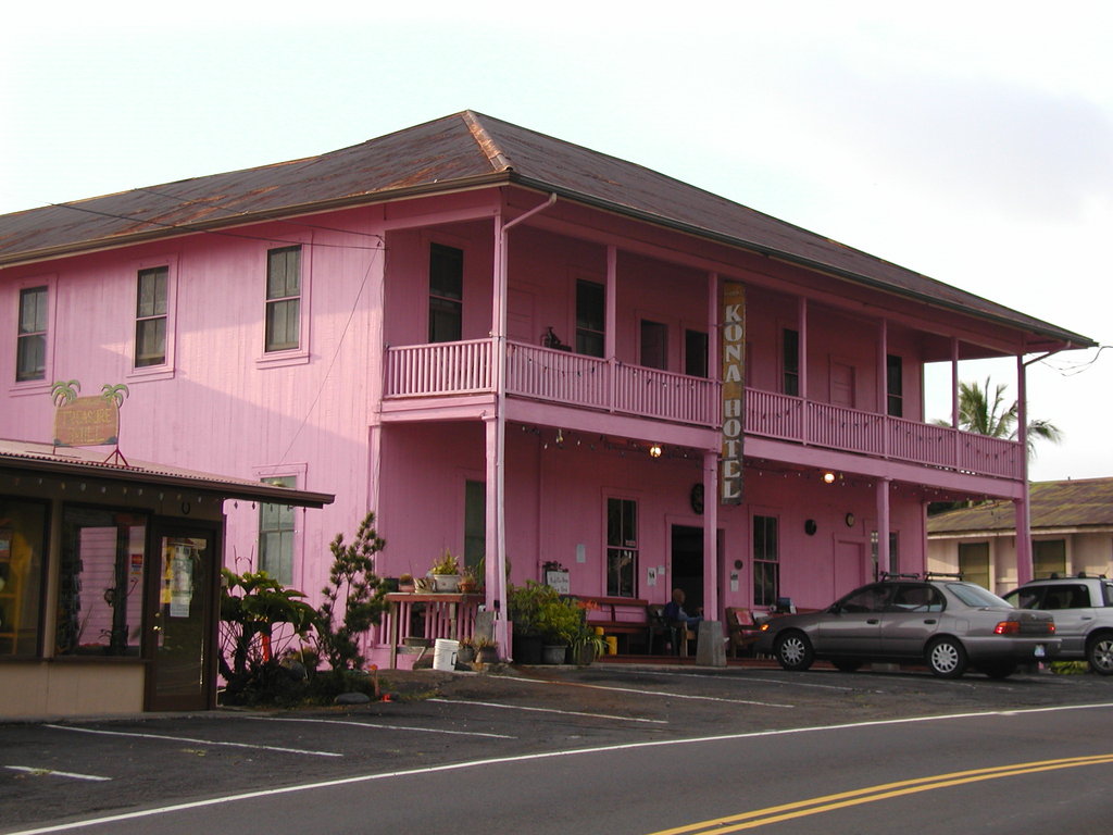 Holualoa, HI : The Pink-------KONA HOTEL----1926 is located among the artist building in Holualoa