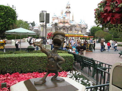 Anaheim, CA : Donald Duck Statue 
