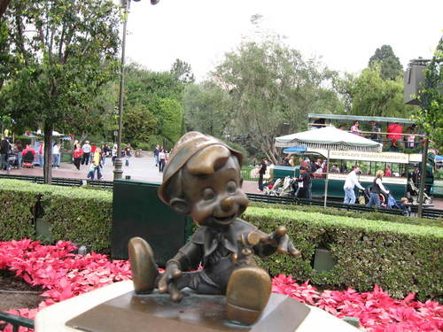 Anaheim, CA : Pinocchio Statue 