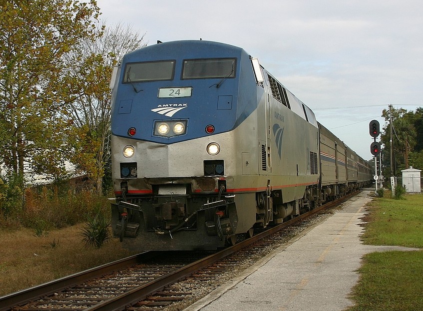 Palatka, FL: Amtrak Passenger train coming into Palatka Station