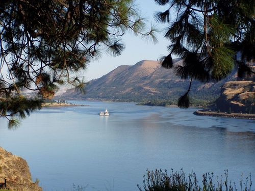 Lyle, WA : River barge