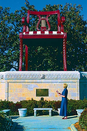 Thomasville, NC: "The Big Chair" in downtown Thomasville