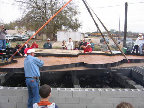Smithville, TX : Smithville cooking the world's largest Gingerbread Man