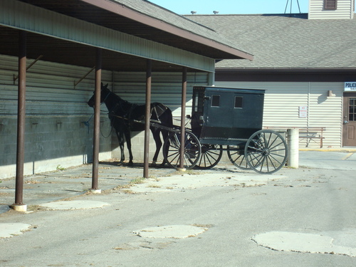 Arthur, IL : Buggy parking located behind the visitors center in downtown Arthur.