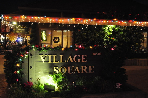 Saratoga, CA : Village Square alight for Christmas