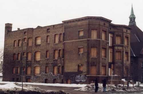Minneapolis, MN: Abandoned apartments on Franklin Avenue, Minneapolis' Near South Side