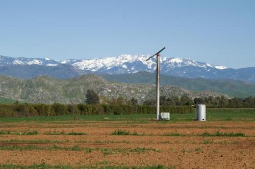 Lindsay, CA : Windmachine in foreground and Mountains in background, at Strathmore Ave. and Citrus Ave.