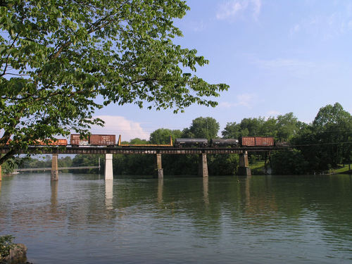 Bluff City, TN : TRAIN GOING THRU BLUFF CITY,  TN