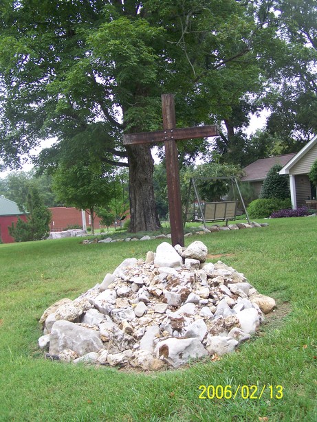 New Market, AL : Cross in yard in New Market