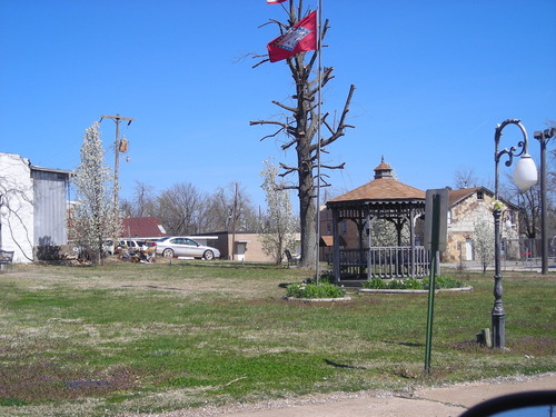 Cave City, AR : This is downtown. It is by the Pool and Police