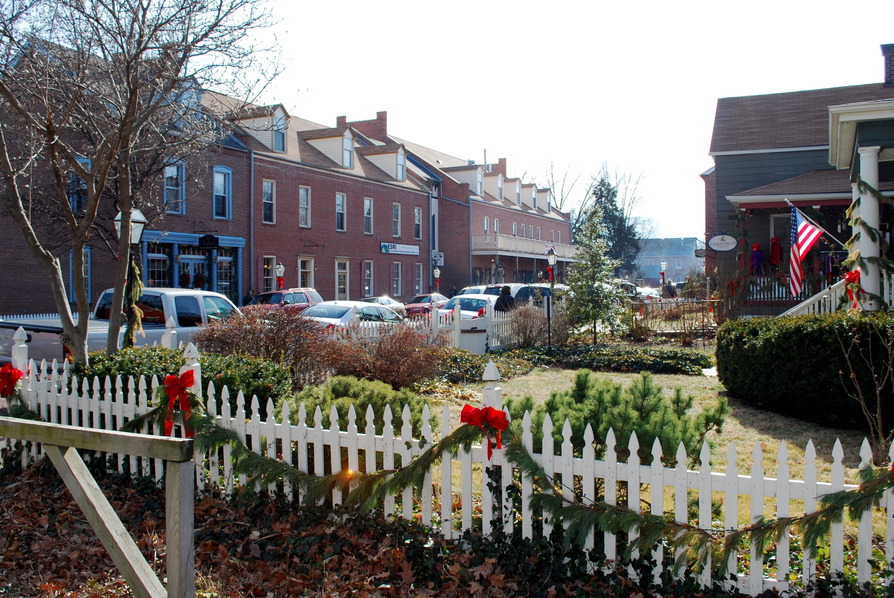 St. Charles, MO: Main street at Christmas time