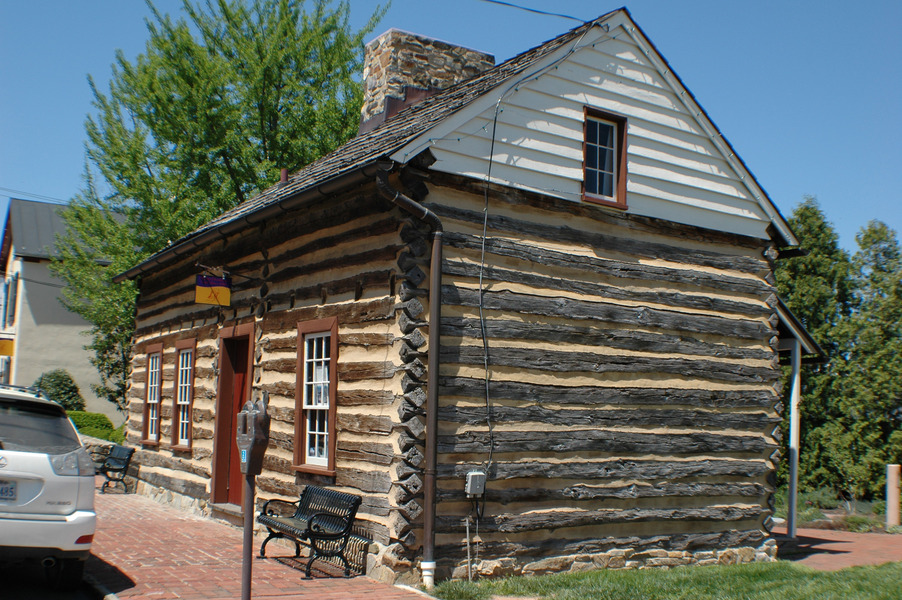 Leesburg, VA: Downtown Leesburg. Old log cabin built 1763