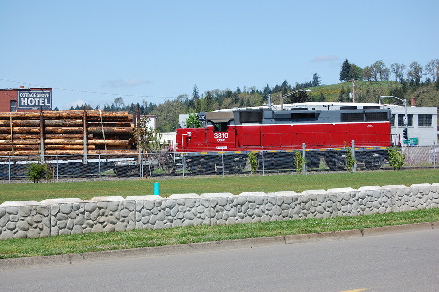 Cottage Grove, OR: Train pulling a car of logs.