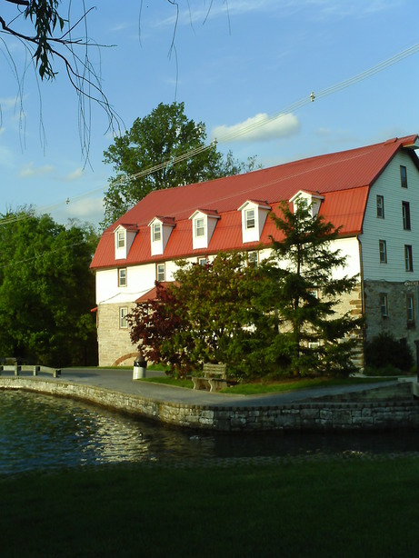 Boiling Springs, PA: Old building across from Lake