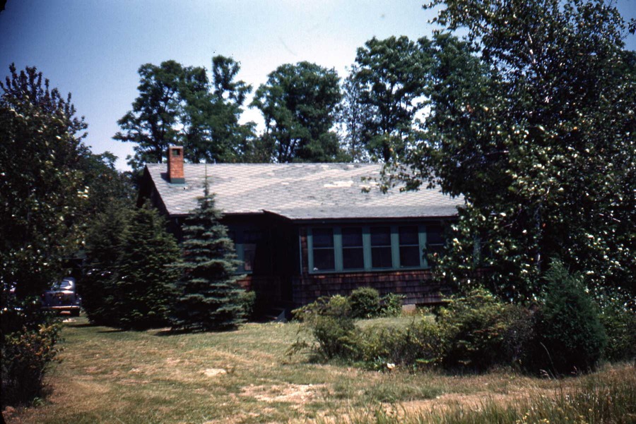 Miller Place, NY: This is our cottage back in the 40's at Miller Place, Long Island