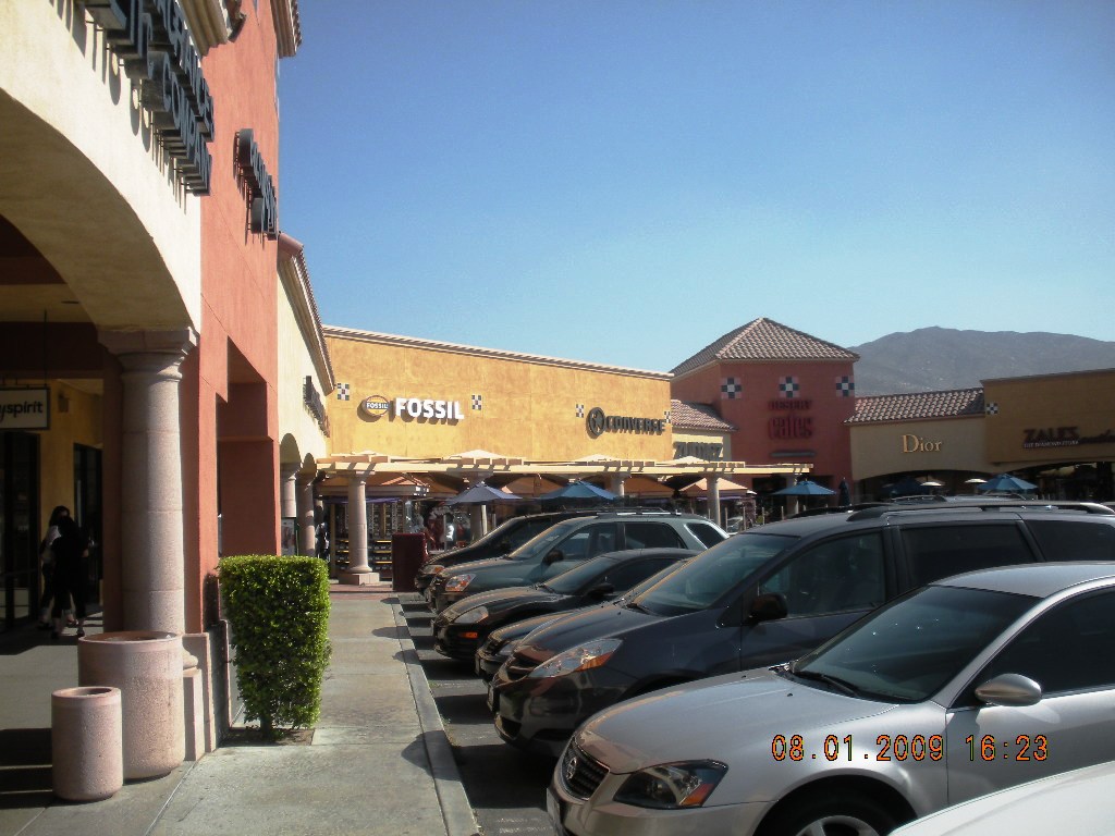Cabazon, CA : Desert Hills Outlet Mall photo, picture, image (California) at www.strongerinc.org