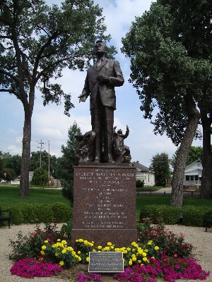 Pekin, IL: Dirksen statue in Mineral Springs Park