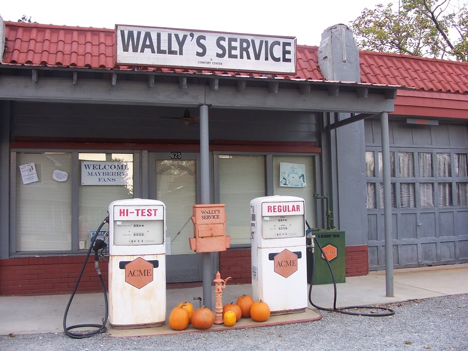 Mount Airy, NC: Wally's Service Station