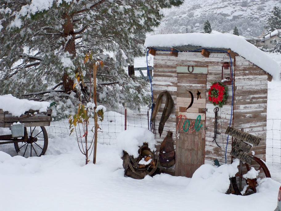 Onyx, CA : ONYX OUTHOUSE