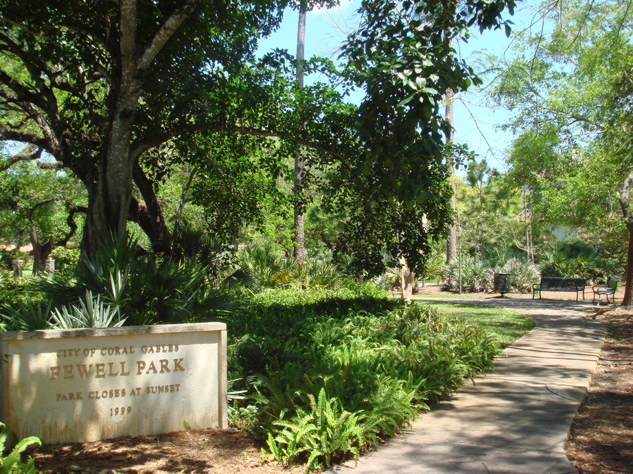 Coral Gables, FL: Fewell Park on Coral Way