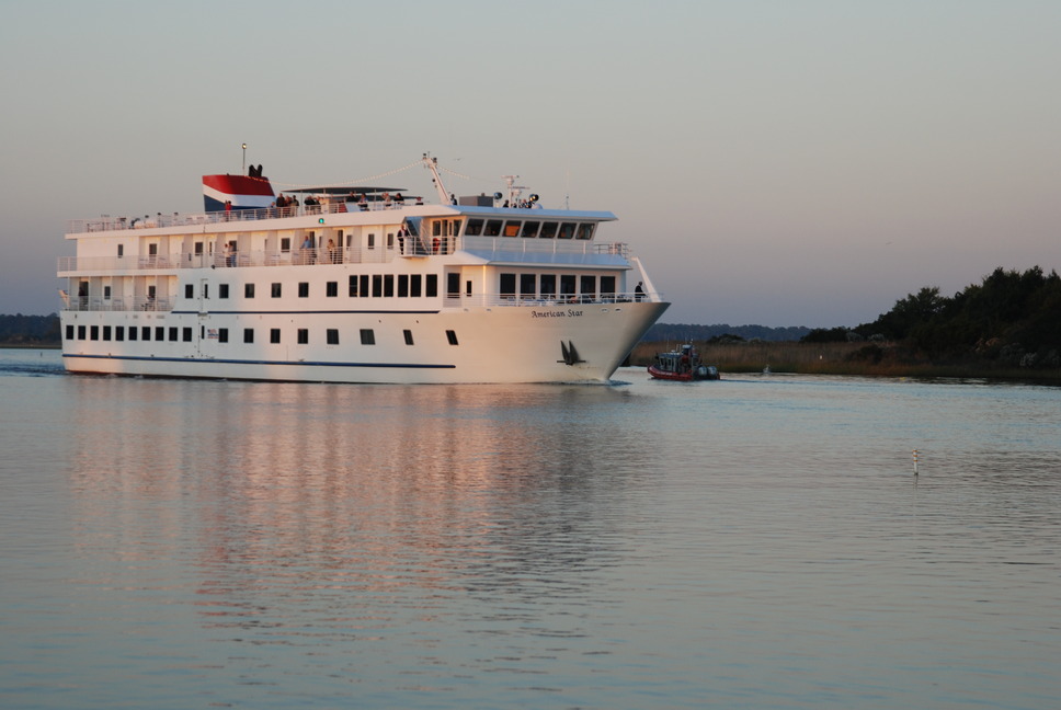 Sneads Ferry, NC : Eastern Cruise the "American Star" as it heads down