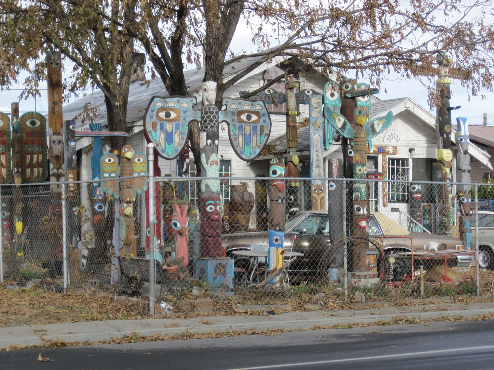 Toppenish, WA: A yard full of Indian Totem Poles can be seen along Route 22 at House No 115