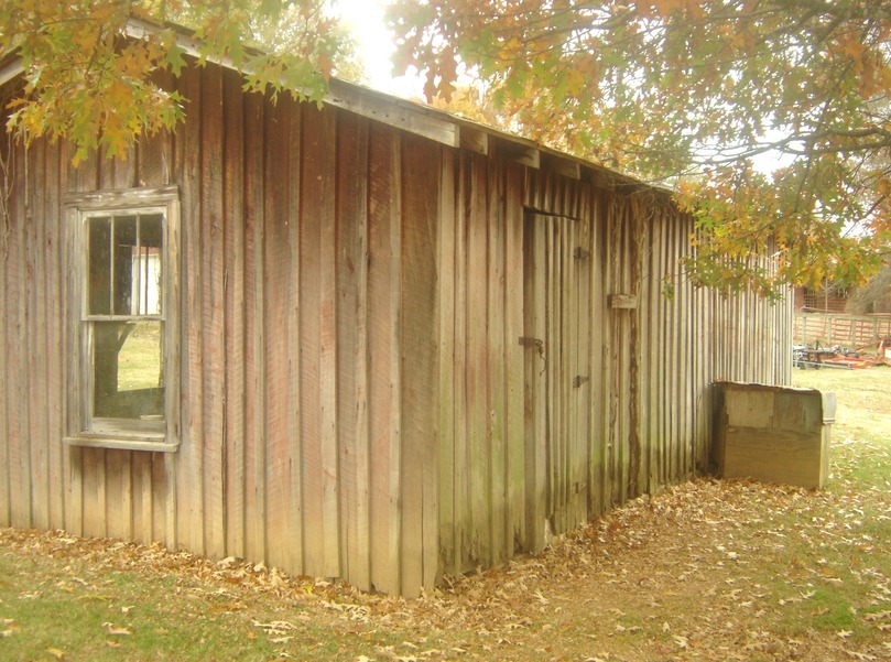 Huntingdon, TN: weathered shed