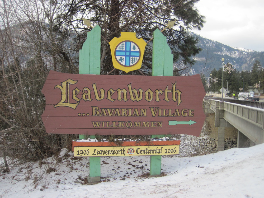Leavenworth, WA: Sign on Route 2 entering Leavenworth the Bavarian Village