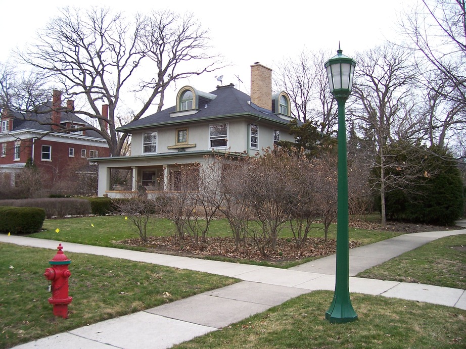 Wilmette, IL: The corner of 8th St and Forest Ave.