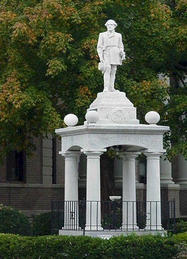 Murray, KY: Statue on court house lawn