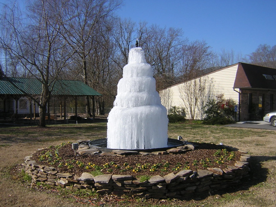 Dunlap, TN: Ice Foutian in Town