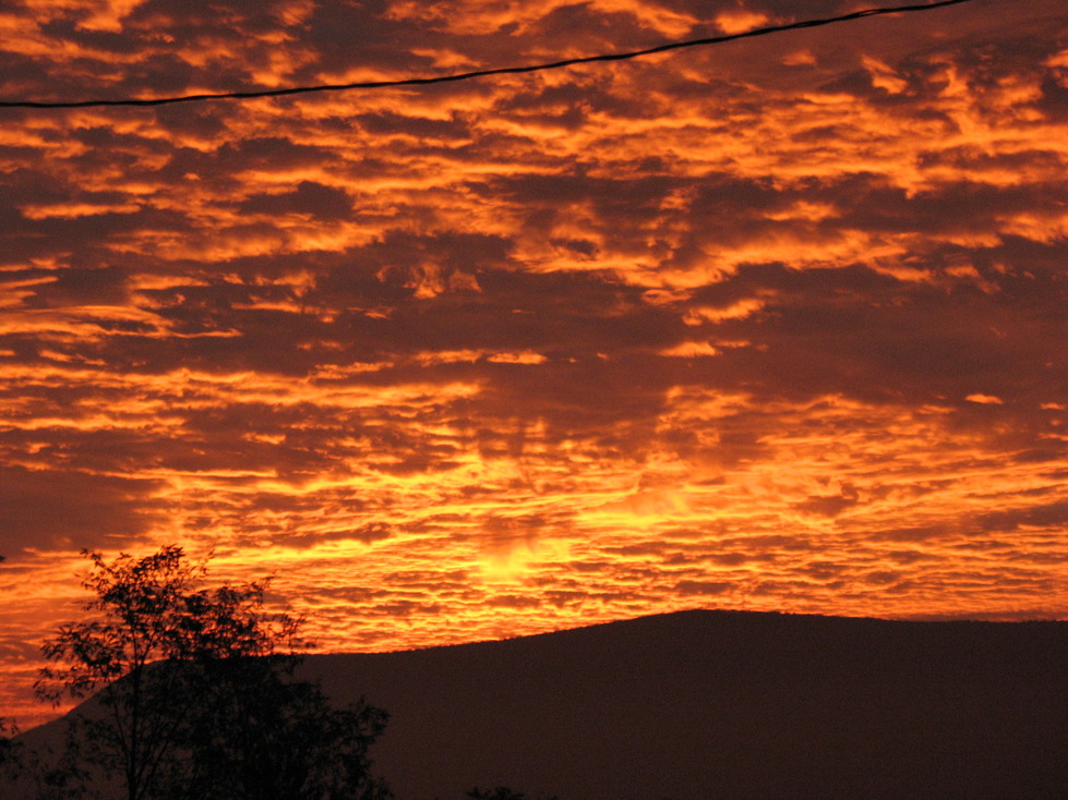 Toms Brook, VA: Sunrise over top the mountain