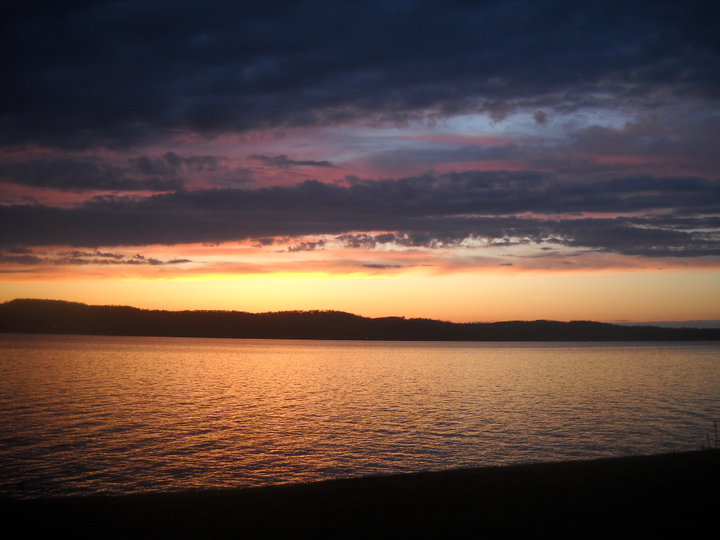 Canandaigua, NY: Sunset over Canandaigua Lake