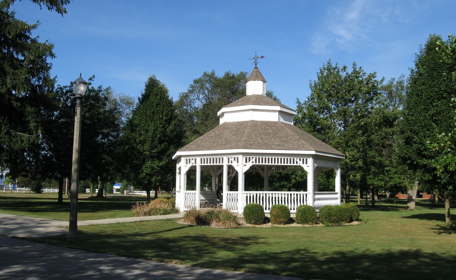 Tipton, IN: At Tipton City Park there are trees, playgrounds, ball fields, picnic areas, basketball courts, a sand volleyball court, tennis courts, a public pool, horseshoes, shuffleboard, and right across the creek, which borders the park, is Tipton Municipal Golf Course.