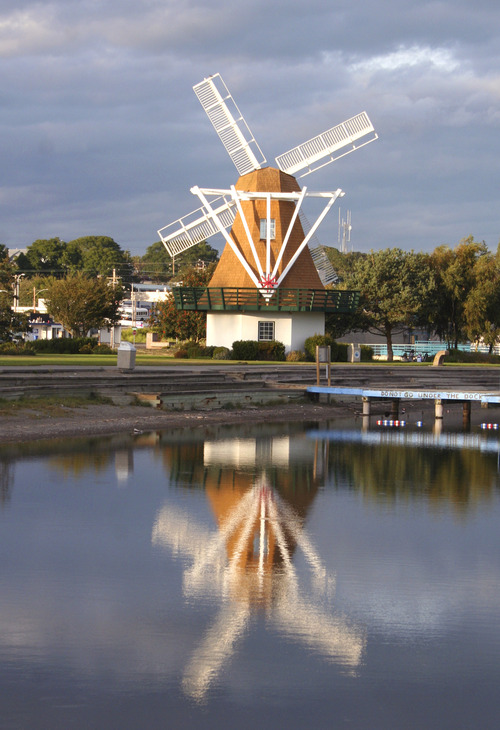 Oak Harbor, WA: Windmill at City beach reflections
