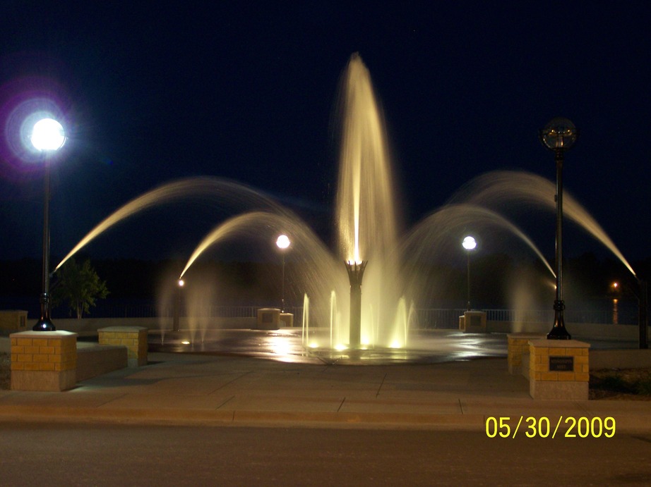 Muscatine, IA: Water fountain at night