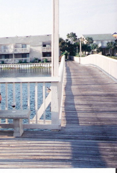 Destin, FL: Destin: Walk-way across water at condos....taken while staying here on vacation