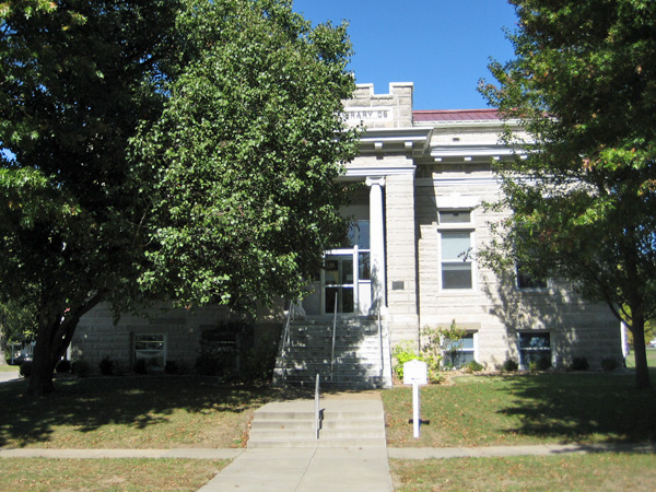 Girard, KS: Girard historic Carnegie Library - built 1906