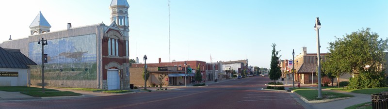Kingman, KS: Looking south down Main Street of Kingman, Kansas