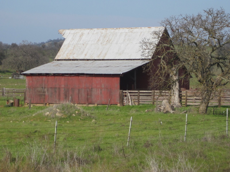 Valley Springs, CA: red barn on jennylind rd