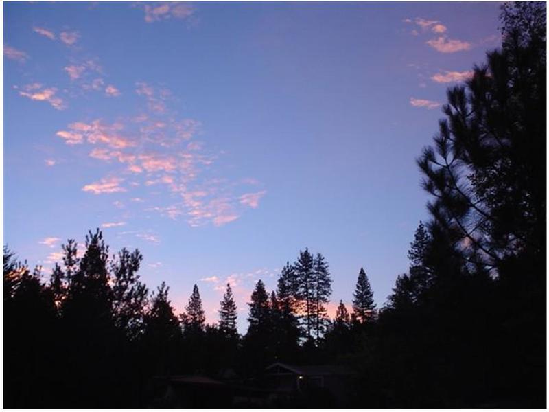Murphys, CA: Sunrise from our house in Murphys Diggins Senior Mobile Home park in Murphys, CA