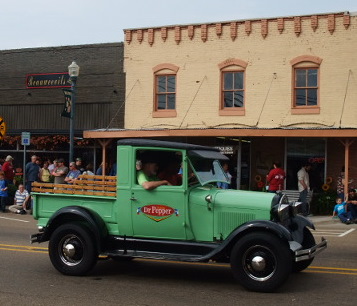 Winnsboro, TX: Winnsboro's yearly Antique Car Show in October