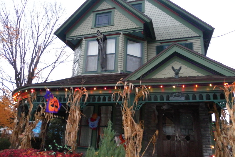 Baldwinsville, NY: House on Downer St ready for Holloween