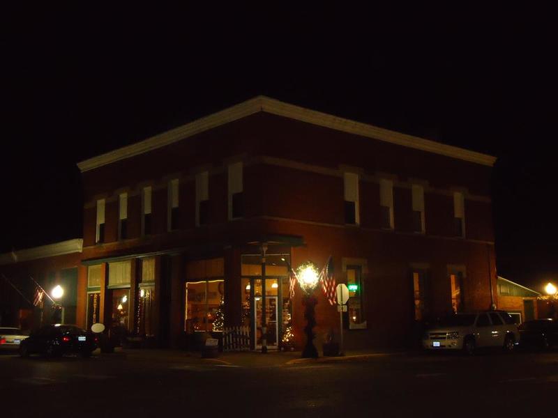 Smithville, MO: Downtown Heritage District at night