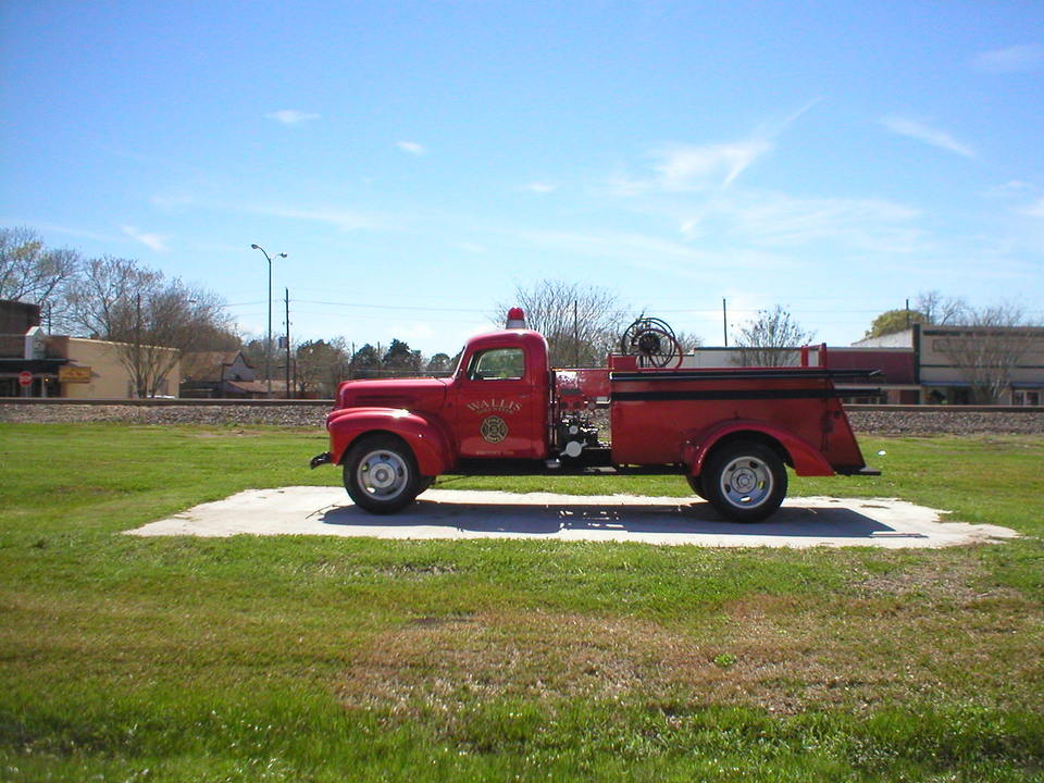 Wallis, TX: The old Wallis fire truck