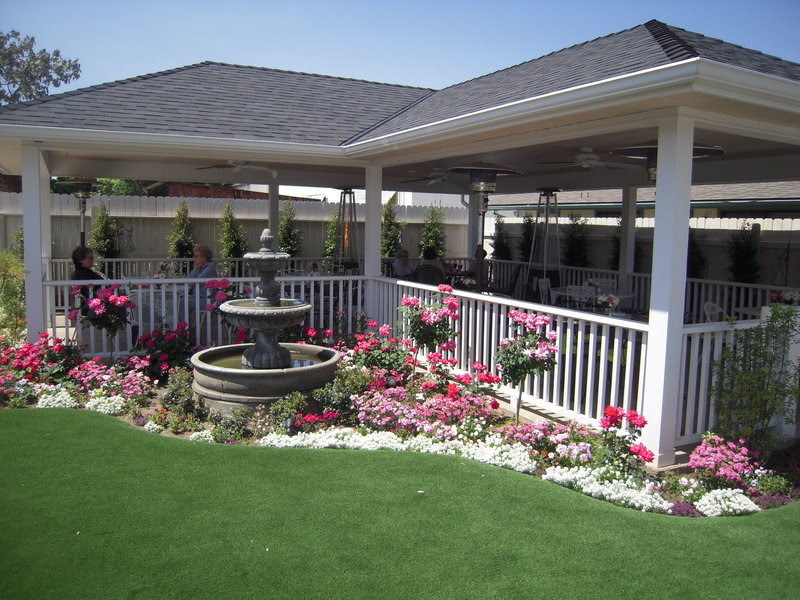 Kingsburg, CA: The beautiful pergola of Bella Rose Bakery and Cafe. What a lovely place to enjoy a wonderful lunch in Kingsburg, CA.