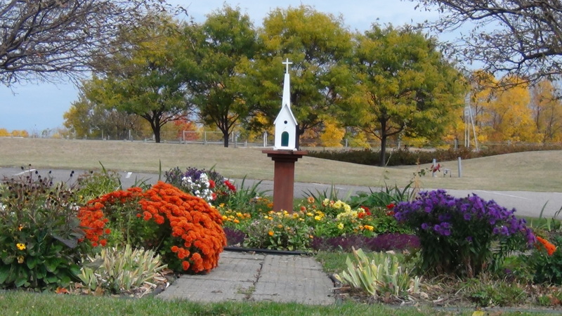 Chanhassen, MN: Living Christ Lutheran Church Fall Garden View